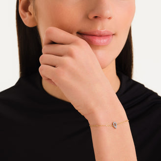 Bracelet lettre Q avec cristaux leftcolumn