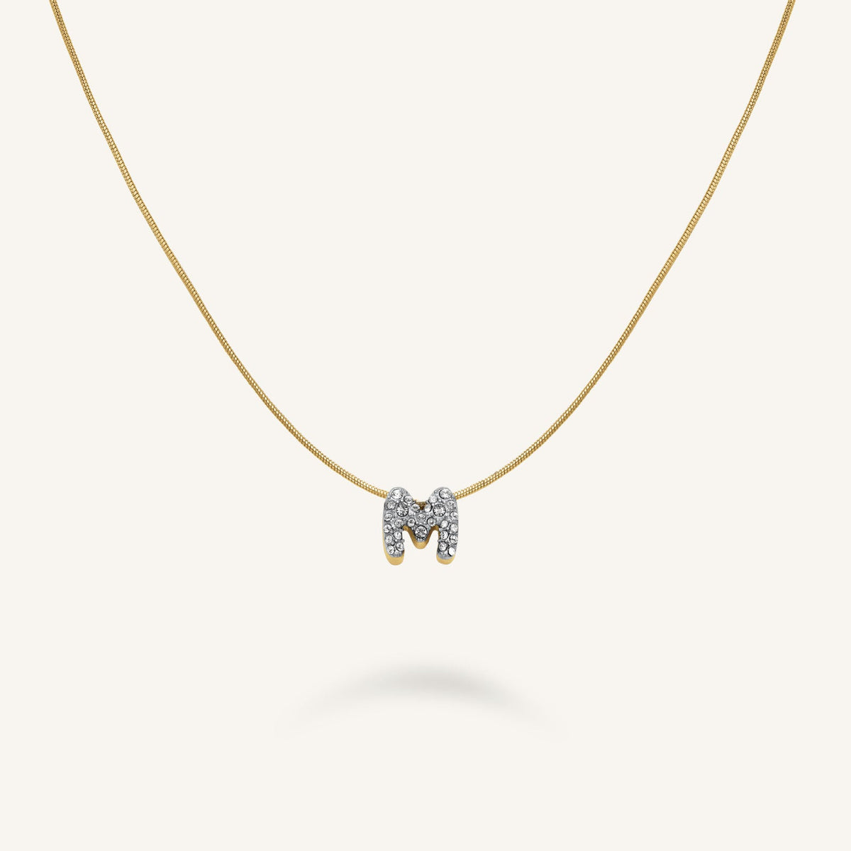 Collier lettre M avec cristaux leftcolumn