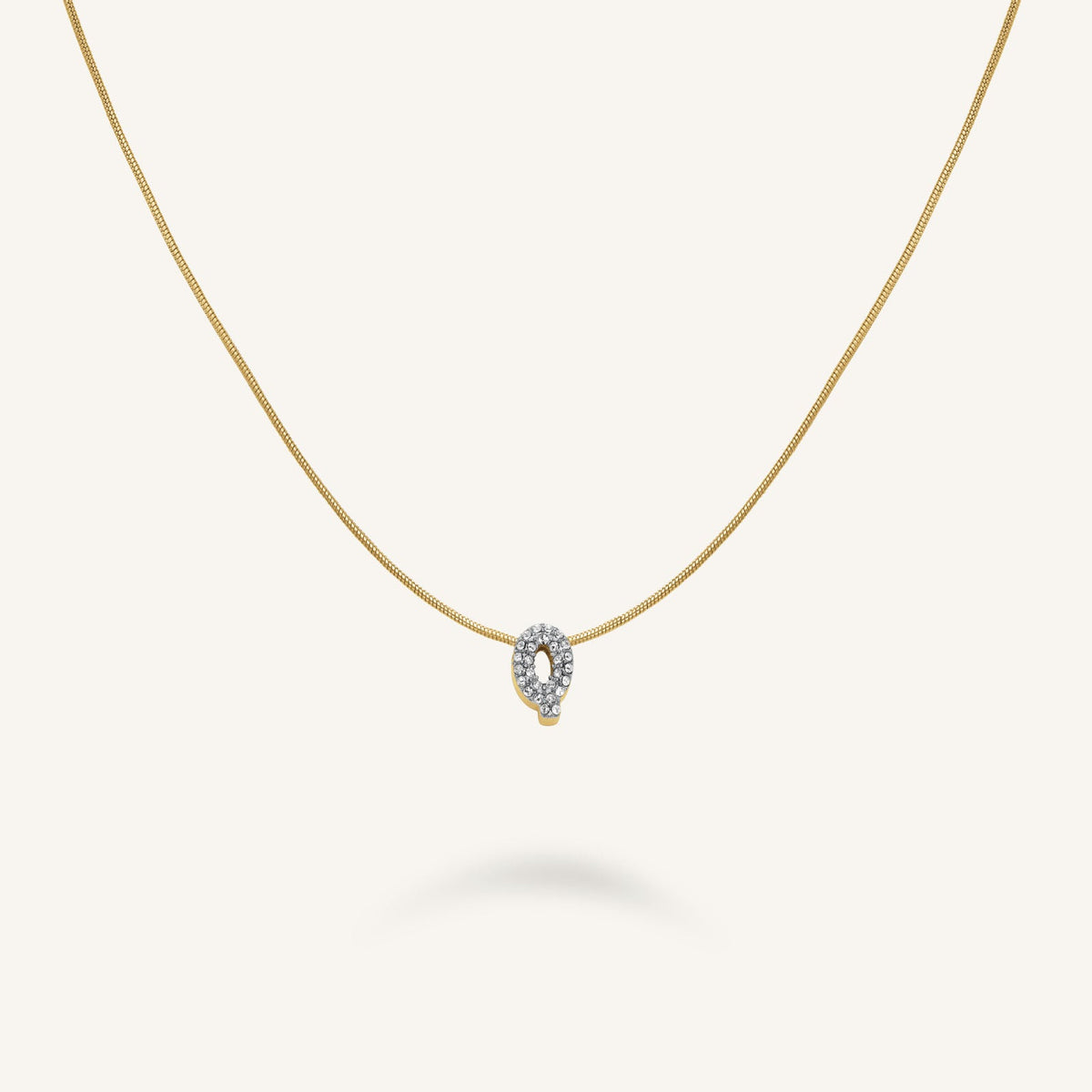 Collier lettre Q avec cristaux leftcolumn