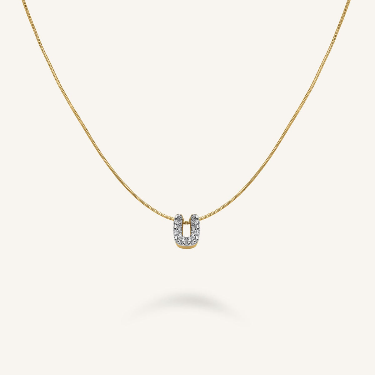 Collier lettre U avec cristaux leftcolumn