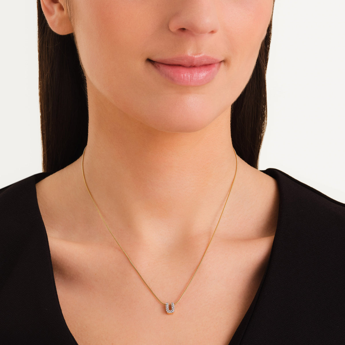 Collier lettre U avec cristaux leftcolumn
